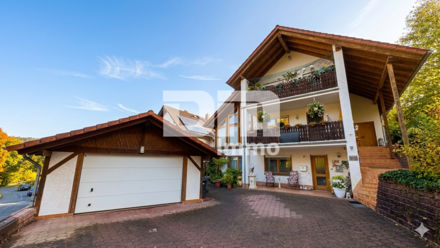 Einfamilienhaus mit Einliegerwohnung in Traumlage mit Terrasse, Naturgarten und Garage - Frontansicht / Garage / Hofbereich